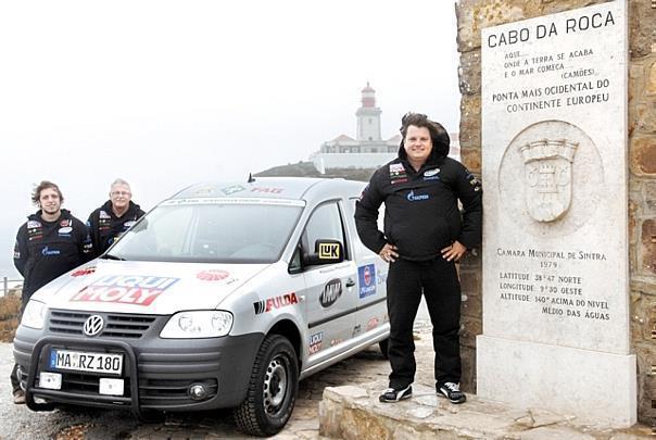 Rainer Zietlow vor dem Start mit seiner Crew und Caddy Maxi EcoFuel. Foto: Zietlow/auto-reporter.net